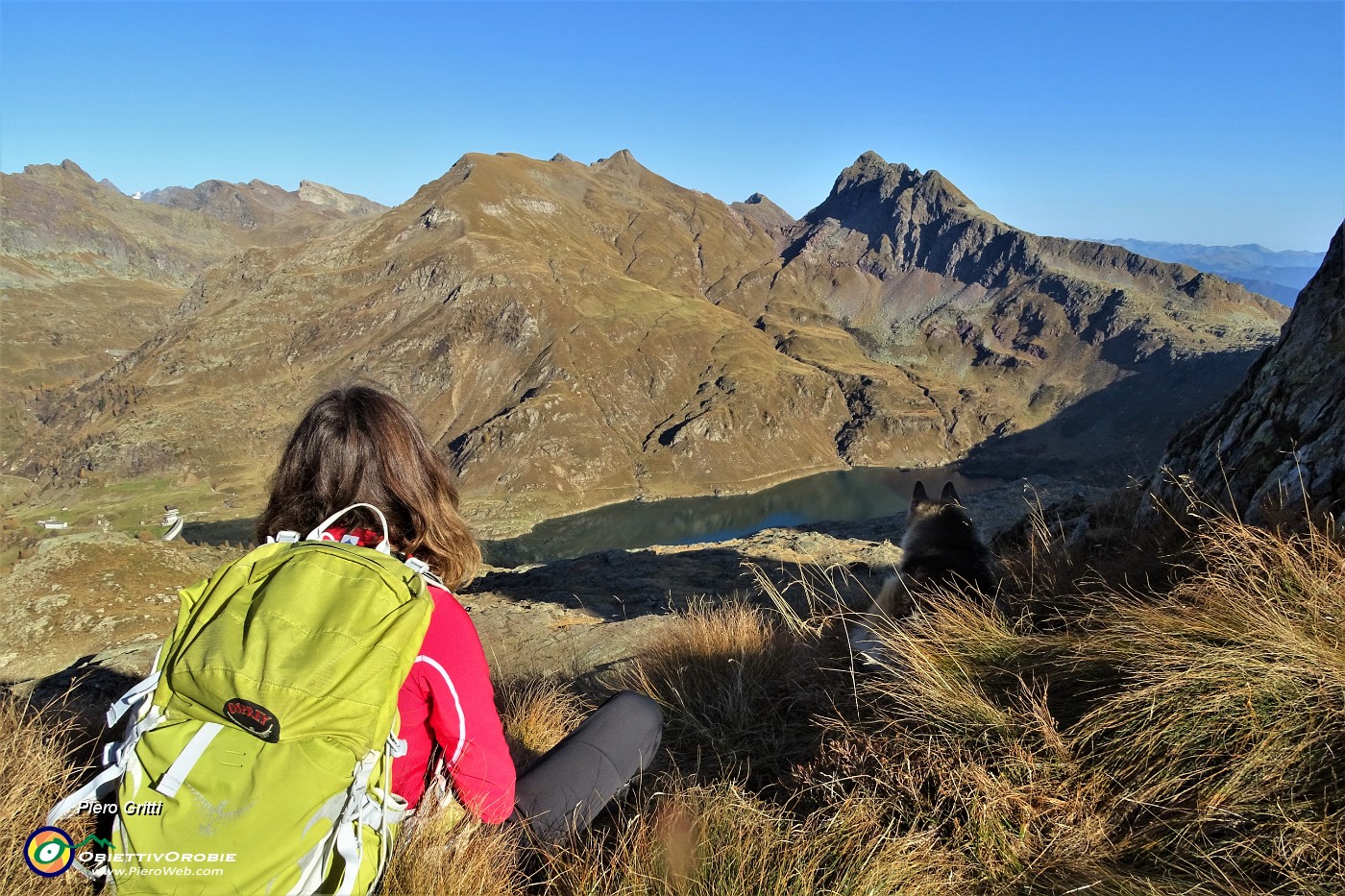 84 Dalla cresta vista panoramica verso i Laghi Gemelli e le sue montagne.JPG